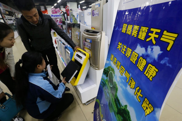 Consumers inquire about air purifiers at a Beijing store. With air pollution drawing widespread concern, the Environmental Protection Ministry said on Thursday inspection teams will be sent to some regions to ensure strict compliance with countermeasures. Cao Boyuan / For China Daily