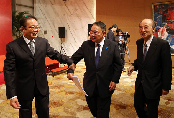 From left: Vice-chairman of the China Center for International Economic Exchanges Wei Jianguo, Japanese Ambassador to China Masato Kitera and former UN undersecretary-general Yasushi Akashi exchange ideas before the welcoming banquet at the Beijing-Tokyo Forum in Beijing on Friday. ZOU HONG / CHINA DAILY