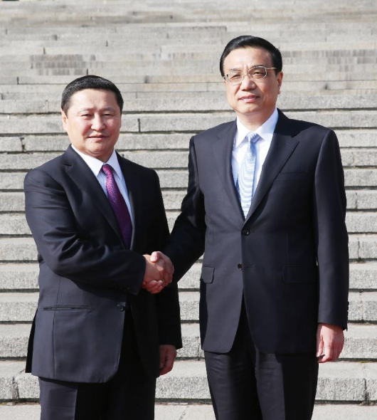 Chinese Premier Li Keqiang (R) shakes hands with visiting Mongolian Prime Minister Noroviin Altanhuyag before their talks in Beijing, capital of China, Oct. 25, 2013. (Xinhua/Yao Dawei)