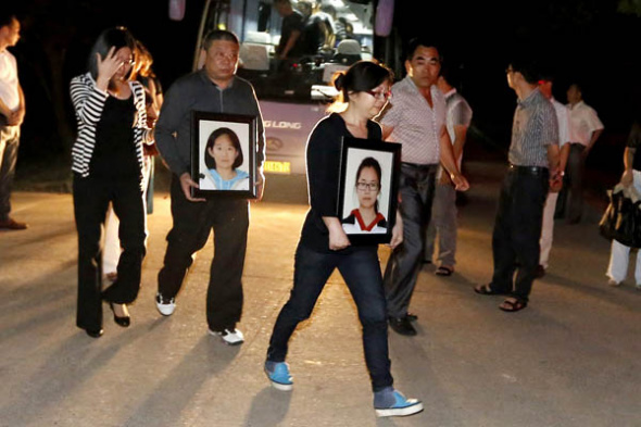 Relatives of three Chinese teenagers who died after a plane crash in San Francisco on July 6 return to their hometown in Jiangshan, Zhejiang province, on Monday. They brought back the three girls' ashes. [PHOTO BY LIAO ZHENGYAN / FOR CHINA DAILY]