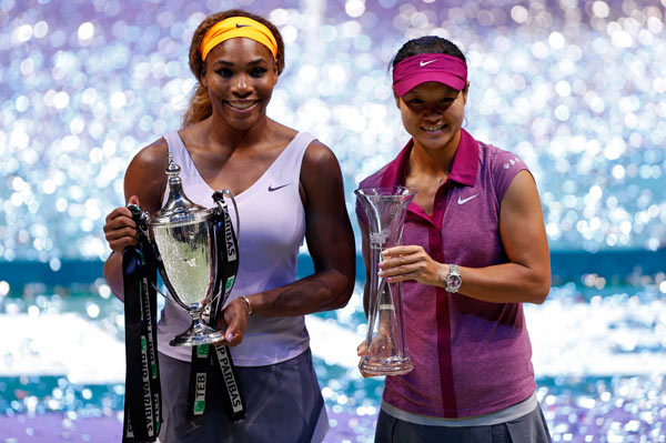 Winner Serena Williams of the US (L) and the second placed Li Na of China pose after their WTA tennis championships final match in Istanbul, October 27, 2013. [Photo/Agencies]