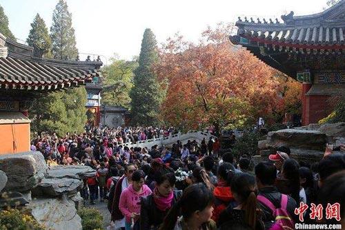 On Saturday, over 100,000 tourists visited Fragrant Hill.