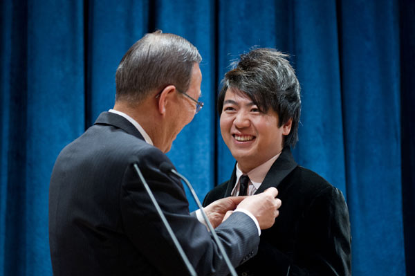 UN Secretary-General Ban Ki-moon puts a pin on Chinese pianist Lang Lang on Monday in the United Nations after he was designated a Messenger of Peace with a special focus on education. Lang Lang, the first person from China to receive the honor, will help with the UN campaign to use the transformative power of education to build a better future for all. PHOTO BY NIU XIAOLEI / XINHUA