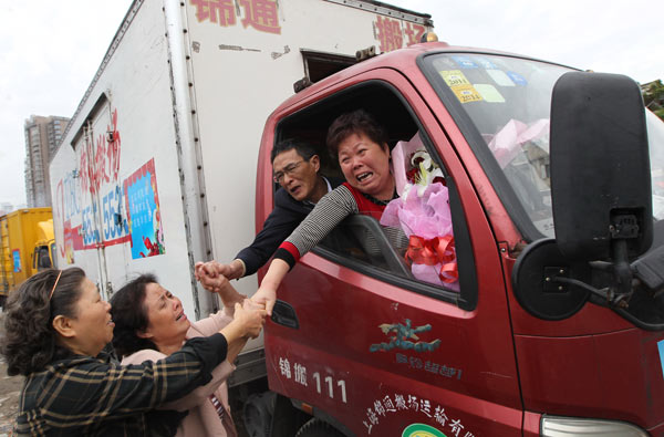 Liang Xianghua and his wife bid farewell to their neighbors on Oct 19 after moving out of their 20-square-meter home in the Hongkou district of Shanghai to make way for the demolition of the citys largest shantytown in the downtown area. A recent nationwide survey by Tsinghua University found that 16 percent of Chinese households have had their homes demolished or land requisitioned during the nations urbanization drive.[Pei Xin / Xinhua]