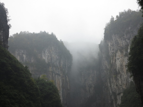 The science fiction film starts shooting at the Three Natural Bridges, a series of natural limestone bridges located in Fairy Maiden Town, Wulong County. The three bridges are all named after dragons, namely the Tianlong (Sky Dragon), Qinglong (Azure Dragon) and Heilong (Black Dragon) Bridges. They are part of the South China Karst UNESCO World Heritage Site. [Photo by Liu Qiang/China.org.cn]