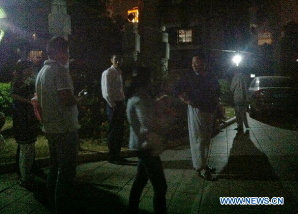 Residents run out of their apartment in a community in Fuzhou, capital of southeast China's Fujian Province, Oct. 31, 2013. A 6.7-magnitude earthquake jolted Taiwan's Hualien at 8:02 p.m. Thursday (Beijing Time), according to the China Earthquake Networks Center. (Xinhua/Wei Peiquan)