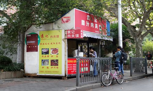 A newsstand that had been converted into a food stall sits empty on Guonian Road in Yangpu district Thursday. The newsstand was dismantled after a television news expos found that the stand's owner had been taking money from illegal food vendors in exchange for protection from authorities. Photo: Cai Xianmin/GT