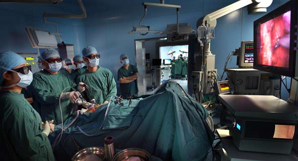 Using new technology, doctors wear 3-D glasses while performing surgery in Wuhan, Hubei province. A survey has found that many medical workers said they would not choose the profession if they were given a second chance, citing high stress and strained patient-doctor relationships. Hu Weiming / For China Daily  