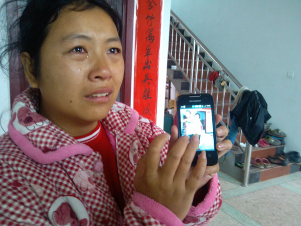 Top: Liu Lihong, mother of Zhang Yang and Liu Hui, shows a photograph of two of her children, who were slain on Wednesday along with her niece. Zhao Yun / for China Daily