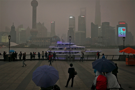 The Bund is blanketed in smog yesterday as the PM2.5 density touched 140 micrograms per cubic meter, nearly double the acceptable limit, because of overcast sky and a weak air mass. (Zhou Pinglang) 