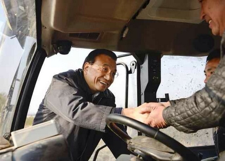 Premier Li Keqiang shakes hands with a truck driver while visiting Hongqi village, Fuyuan county in Heilongjiang province, Nov 5, 2013. [Photo/chinadaily.com.cn]