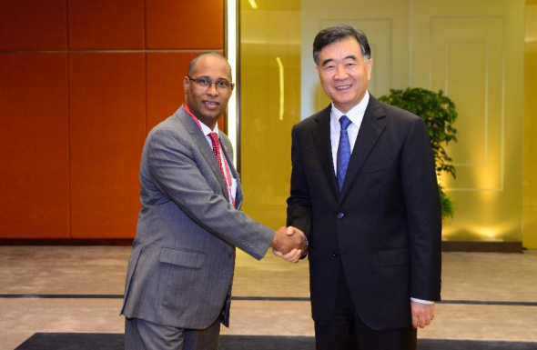 Chinese Vice Premier Wang Yang (R) meets with Guinea-Bissau's transitional Prime Minister Rui Duarte de Barros, in Macao, south China, Nov. 4, 2013. Rui Duarte de Barros came to Macao to attend the 4th Ministerial Conference of the Forum for Economic and Trade Cooperation between China and Portuguese-Speaking Countries. (Xinhua/Qin Qing)