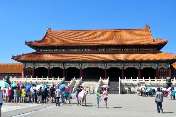 Tourists visit the Forbidden City, Aug 19, 2013. [Photo by Yan Daming/Asianewsphoto]