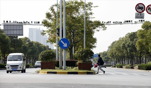 A security company has installed more than 50 surveillance cameras and lighting devices above the intersection of Youyi and Keshan roads in Baoshan district to test out the equipment. Photo: Cai Xianmin/GT