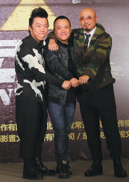 Director Ning Hao (center) shares the happy moment with lead actors Huang Bo (left) and Xu Zheng at a news conference for the release of his road movie No Man's Land in Beijing. Jiang Dong / China Daily