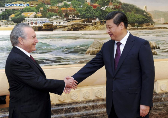 Chinese President Xi Jinping (R) shakes hands with Brazilian Vice President Michel Temer, who came to attend the third session of the China-Brazil High-level Coordination and Cooperation Committee, during their meeting at the Great Hall of the People in Beijing, capital of China, Nov. 7, 2013. (Xinhua/Zhang Duo) 