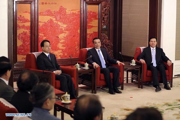 Chinese PremierLi Keqiangattends a symposium with new members of the State Council Counsellors' Office and the Central Research Institute of Culture and History in Beijing, capital of China, Nov. 8, 2013. Li conferred letters of appointment to new members of the State Council Counsellors' Office and the Central Research Institute of Culture and History here on Friday. (Xinhua/Ding Lin)
