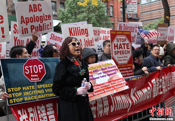More than two hundred people gather outside a New York studio of the American Broadcasting Company on Friday, Nov 8, 2013. (Photo: China News Service / Ruan Yulin)