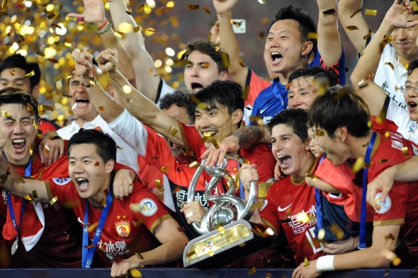 Football players of Guangzhou Evergrande celebrate their winning of the AFC Champions League against South Korea's FC Seoul at Tianhe stadium in the southern Chinese city of Guangzhou Nov 9, 2013.[Photo/Xinhua]