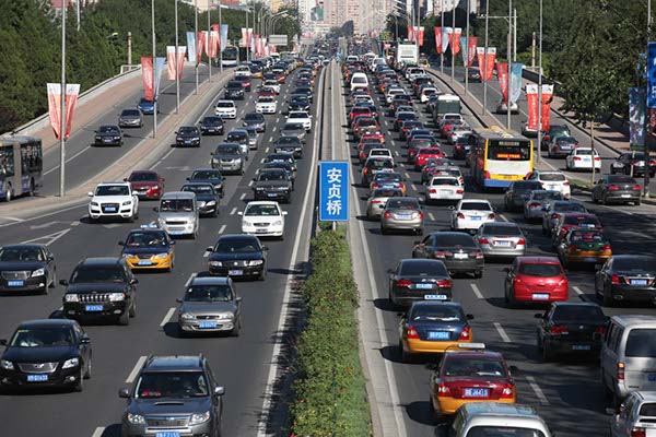 Cars crowd the freeways during rush hour in Beijing. The city is likely to charge congestion fees on drivers to curb pollution by 2015. [Wang Jing / China Daily]