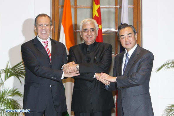 Chinese Foreign Minister Wang Yi, Indian External Affairs Minister Salman Khurshid (C) and Russian Foreign Minister Sergei Lavrov (L) shake hands in New Delhi, capital of India, Nov. 10, 2013. The foreign ministers of the three countries held their 12th trilateral meeting here on Sunday. (Xinhua/Zheng Huansong) 