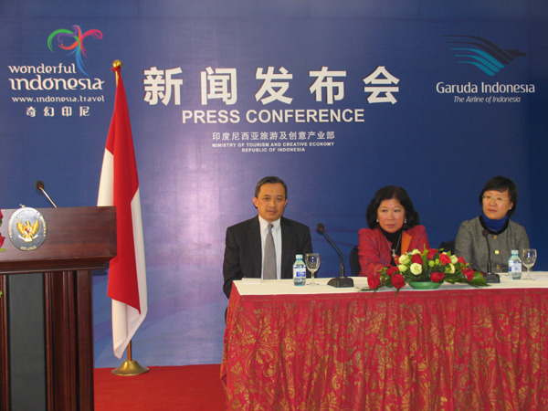 Indonesias Minister for Tourism and Creative Economy Mari Elka Pangestu (center), Deputy Chief of Mission of Indonesian embassy in China Wisnu Edi Pratignyo (left), and Wang Yan (right), deputy director of Department of Tourism Promotion and International Liaison at China National Tourism Administration, attend a press conference by Indonesian Ministry of Tourism and Creative Economy in Beijing on Nov 11, 2013. [Photo by Huang Shuo / chinadaily.com.cn]