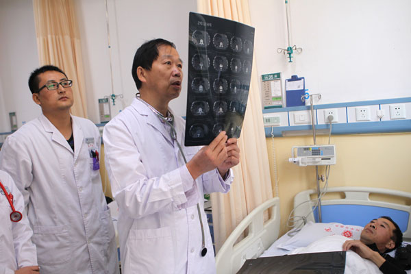 Yu Zhenqiu consults with a hypertension patient in a hospital in the Pinggu district of Beijing. Zou Hong / China Daily