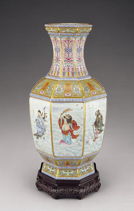 A famille rose vase from the Qing Dynasty is on show.