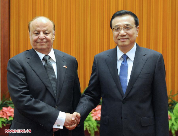 Chinese Premier Li Keqiang (R) shakes hands with visiting Yemeni President Abd-Rabbu Mansour Hadi during their meeting in Beijing, capital of China, Nov. 14, 2013. (Xinhua/Liu Jiansheng)