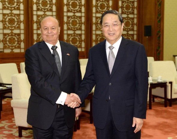 Yu Zhengsheng(R), chairman of the National Committee of the Chinese People's Political Consultative Conference, shakes hands with visiting Yemeni President Abd-Rabbu Mansour Hadi in Beijing, capital of China, Nov. 14, 2013. (Xinhua/Ma Zhancheng)