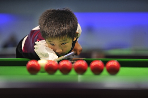 Wang Wuka, a 3-year-old prodigy who aims to be a top snooker player, recently competed against seven-time World Snooker Champion Stephen Hendry in Beijing. Photos by Wu Fang / for China Daily