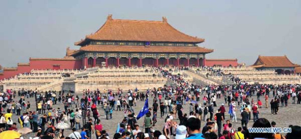 Tourists visit the Palace Museum in Beijing, capital of China, Oct. 02, 2012 .(Xinhua/Hu Guolin)