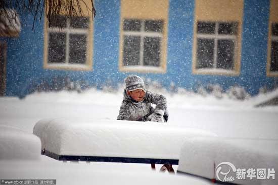 Heavy snow blankets NE China.