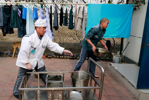 Staff send lunch to inmates with HIV and AIDS. Feng Yongbin / China Daily