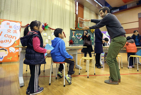 An English teacher helps Chongwen Elementary School firstgraders take an exam in Beijing last year. Under new rules, Beijing students will not study English until the third grade. Liu Ping/For China Daily