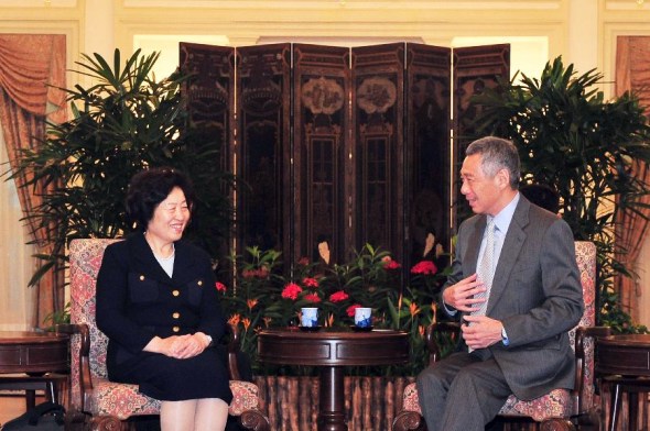 Sun Chunlan (L), a member of the Political Bureau of the Central Committee of the Communist Party of China (CPC), meets with Lee Hsien Loong, Prime Minister of Singapore, in Singapore, Nov. 20, 2013. (Xinhua/Then Chih Wey)