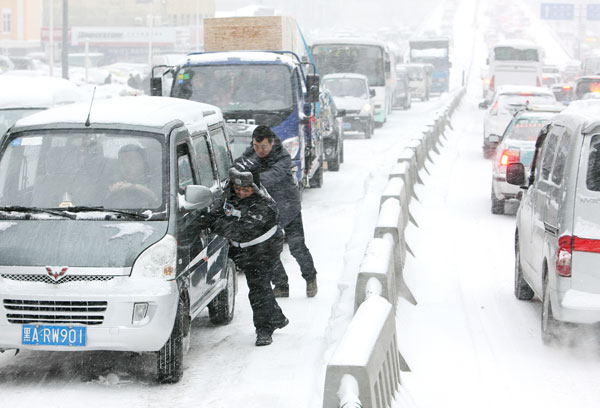 Snow plows working at Taiping International Airport in Harbin, which has remained operational despite the harsh conditions. [Photo/Xinhua]