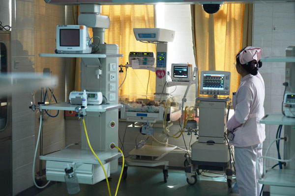 A baby receives treatment at the Anhui Provincial Children's Hospital in Anhui province on Thursday after being falsely pronounced dead by a doctor. [Photo/Xinhua]