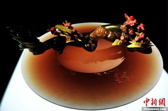 Liuli, or coloured glaze, uses casting techniques similar to making glass.