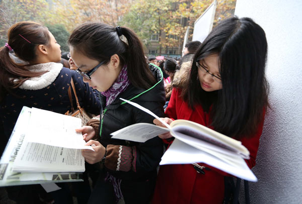Candidates review crash-course materials before taking the national civil service exam at Nanjing Forestry University in Jiangsu province on Sunday. About 1.12 million people took the exam on Sunday for some 19,000 jobs. Wang Xin / for China Daily