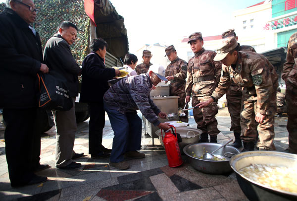 Broken windows in an apartment building after the pipeline blast on Friday in Qingdao, Shandong province. Repair workers began to fix windows for free on Monday. Photos by Zou Hong / China Daily