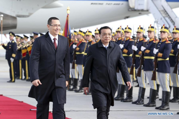 Chinese Premier Li Keqiang (R) and Romanian Prime Minister Victor Ponta inspect the Romanian guard of honor during a welcoming ceremony upon Li's arrival in Bucharest, Romania, Nov. 25, 2013. Li arrived there on Monday for an official visit to Romania and a summit with leaders of Central and Eastern European (CEE) countries. (Xinhua/Yao Dawei)
