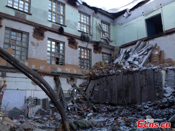 A factory building's roof collapses in Mudanjiang City, northeast China's Heilongjiang Province on November 25, 2013. Nine people were killed in the accident caused by blizzards. [Photo: China News Service / Ni Zijian]