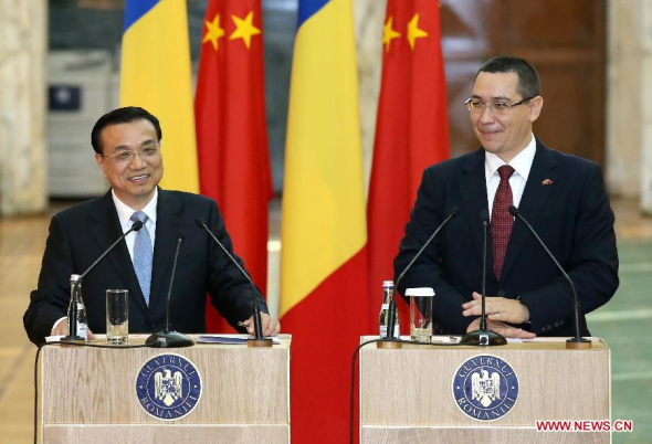 Chinese Premier Li Keqiang (L) and his Romanian counterpart Victor Ponta attend the press conference after their talks in Bucharest, Romania, Nov. 25, 2013. (Xinhua/Pang Xinglei)