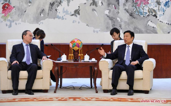 Chinese Vice President Li Yuanchao (R) meets with Nguyen Thien Nhan, president of the Central Committee of the Vietnam Fatherland Front, in Nanning, capital of south China's Guangxi Zhuang Autonomous Region, Nov. 25, 2013. Nhan was invited here to attend the second China-Vietnam Youth Gala, held from Nov. 24 to 27. (Xinhua/Zhou Hua) 