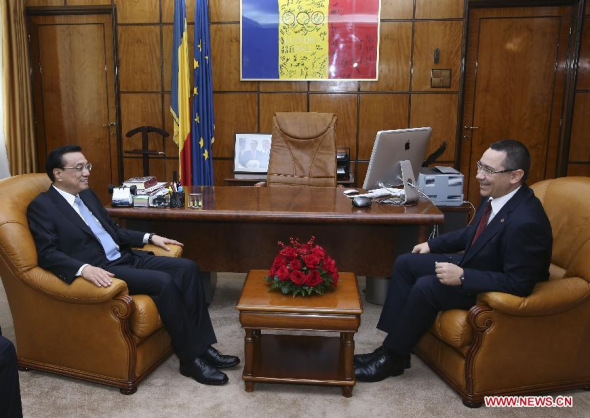Chinese Premier Li Keqiang (L) holds talks with his Romanian counterpart Victor Ponta in Bucharest, Romania, Nov. 25, 2013. (Xinhua/Pang Xinglei)