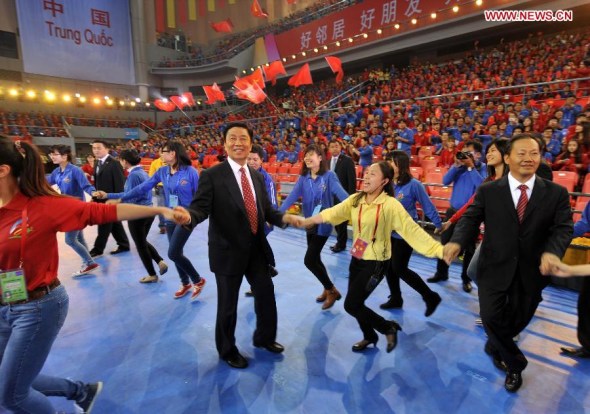 Chinese Vice President Li Yuanchao (2nd L, front) attends the 2nd China-Vietnam Youth Gala, in Nanning, capital city of South China's Guangxi Zhuang Autonomous Region, Nov. 26, 2013. (Xinhua/Zhou Hua)