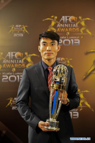Zheng Zhi of China poses with his trophy at the AFC Player of the Year ceremony in Kuala Lumpur, Malaysia, on Nov. 26, 2013. (Xinhua/Chong Voon Chung) 