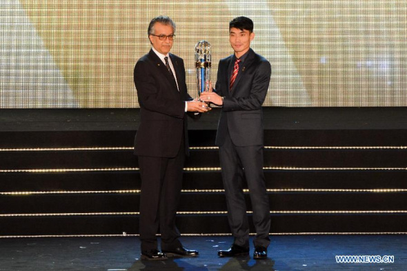 Zheng Zhi (R) of China receives his trophy from AFC President Shaikh Salman at the AFC Player of the Year ceremony in Kuala Lumpur, Malaysia, on Nov. 26, 2013. (Xinhua/Chong Voon Chung) 