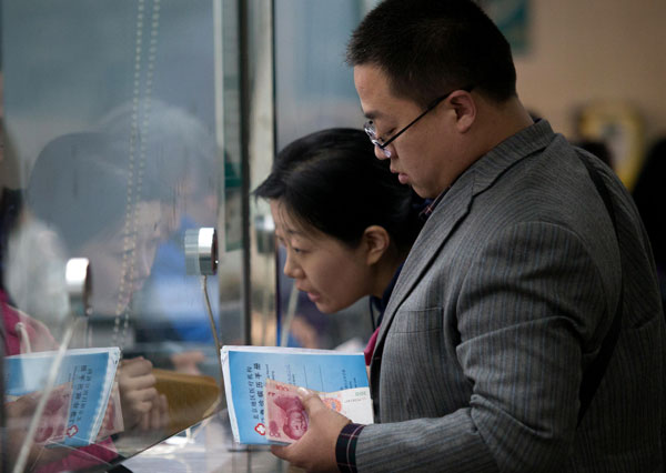 Patients pay their medical bills at Beijing Tongren Hospital. Mao Yanzheng / China Daily